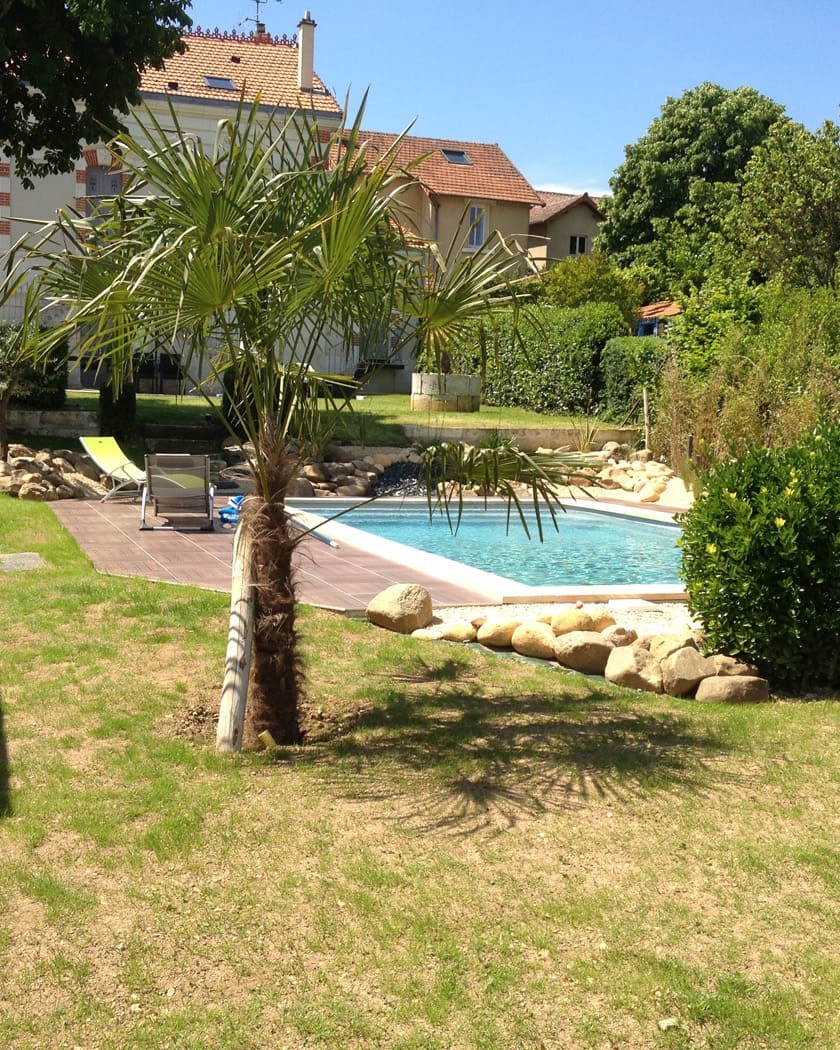 Jardin avec piscine près d'une maison